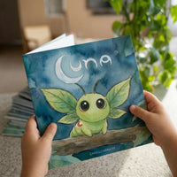Livro Luna aberto nas mãos, com a moldura vazia ao fundo